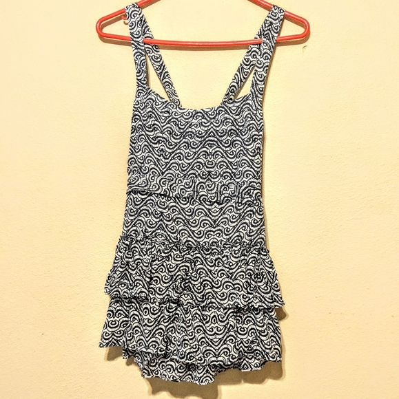 3/$15 BANANA REPUBLIC 100% Silk sleeveless blouse - Picture 2 of 7